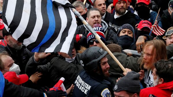 Pro-Trump protesters clash with police at a rally to contest the certification of the 2020 US presidential election results by the US Congress, at the US Capitol Building in Washington, DC, 6 January 2021 - Sputnik International