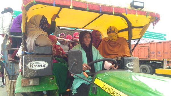 Sikkim Nain Driving Tractor With Women Supporters  - Sputnik International