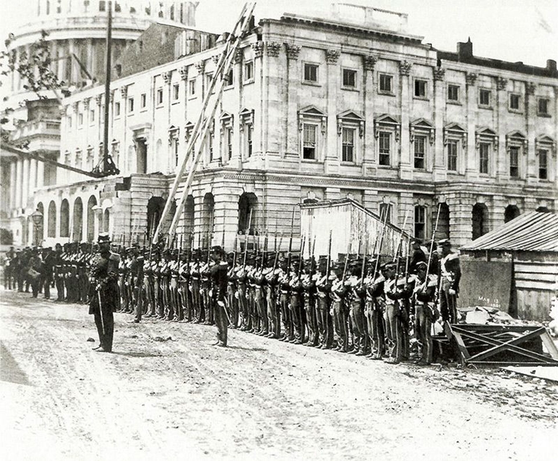 Union soldiers outside the Capitol building during the US Civil War - Sputnik International, 1920, 24.05.2023