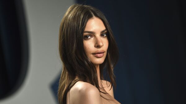Model Emily Ratajkowski arrives at the Vanity Fair Oscar Party in Beverly Hills, Calif., on Feb. 9, 2020. The British model and activist has a book deal. She is working on an essay collection called “My Body.” Metropolitan Books will publish it in 2022. - Sputnik International