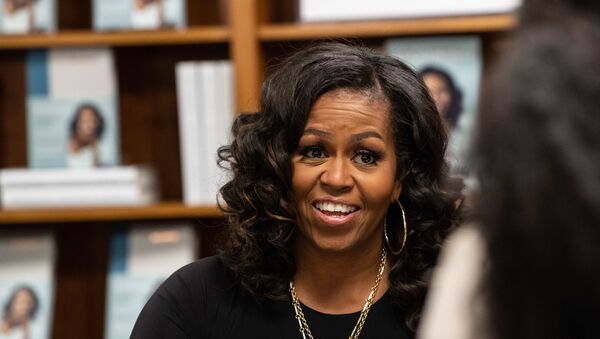 Former US first lady Michelle Obama meets with fans during a book signing on the first anniversary of the launch of her memoir Becoming at the Politics and Prose bookstore in Washington, DC, on November 18, 2019.  - Sputnik International