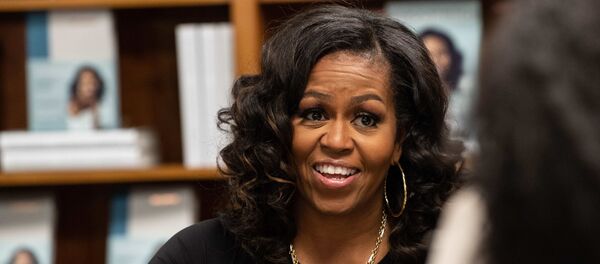 Former US first lady Michelle Obama meets with fans during a book signing on the first anniversary of the launch of her memoir Becoming at the Politics and Prose bookstore in Washington, DC, on November 18, 2019.  - Sputnik International