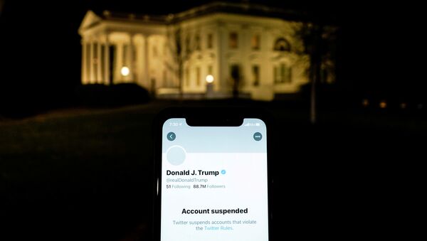 A photo illustration shows the suspended Twitter account of U.S. President Donald Trump on a smartphone and the White House in Washington, U.S., January 8, 2021. - Sputnik International