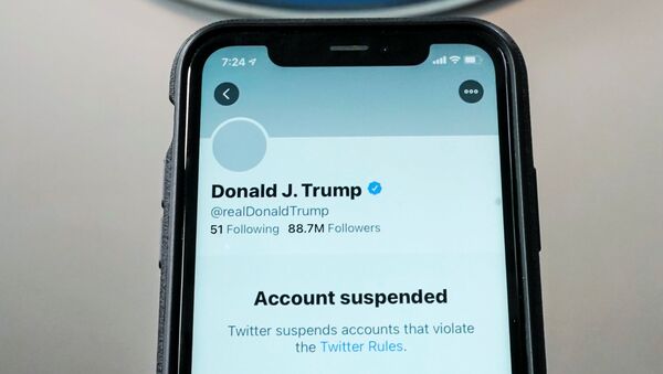 A photo illustration shows the suspended Twitter account of U.S. President Donald Trump on a smartphone at the White House briefing room in Washington, DC, 8 January 2021. - Sputnik International