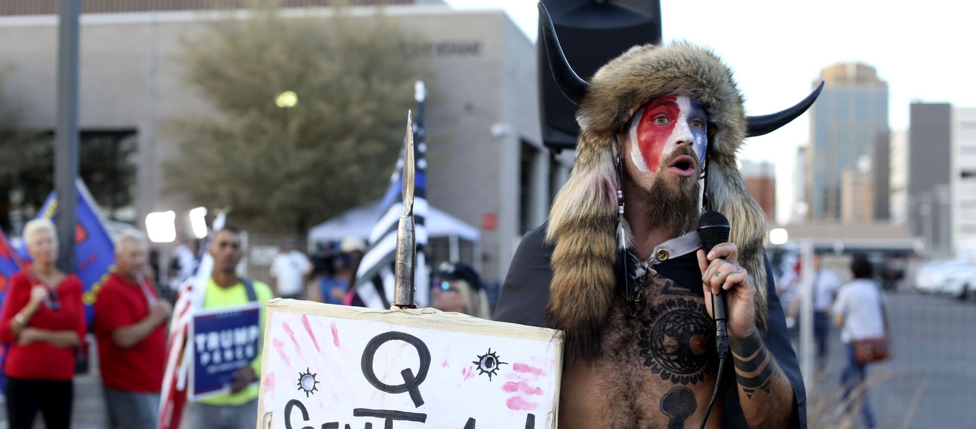 A Qanon believer speaks to a crowd of President Donald Trump supporters outside of the Maricopa County Recorder's Office where votes in the general election are being counted, in Phoenix, Thursday, Nov. 5, 2020. - Sputnik International, 1920, 09.01.2021