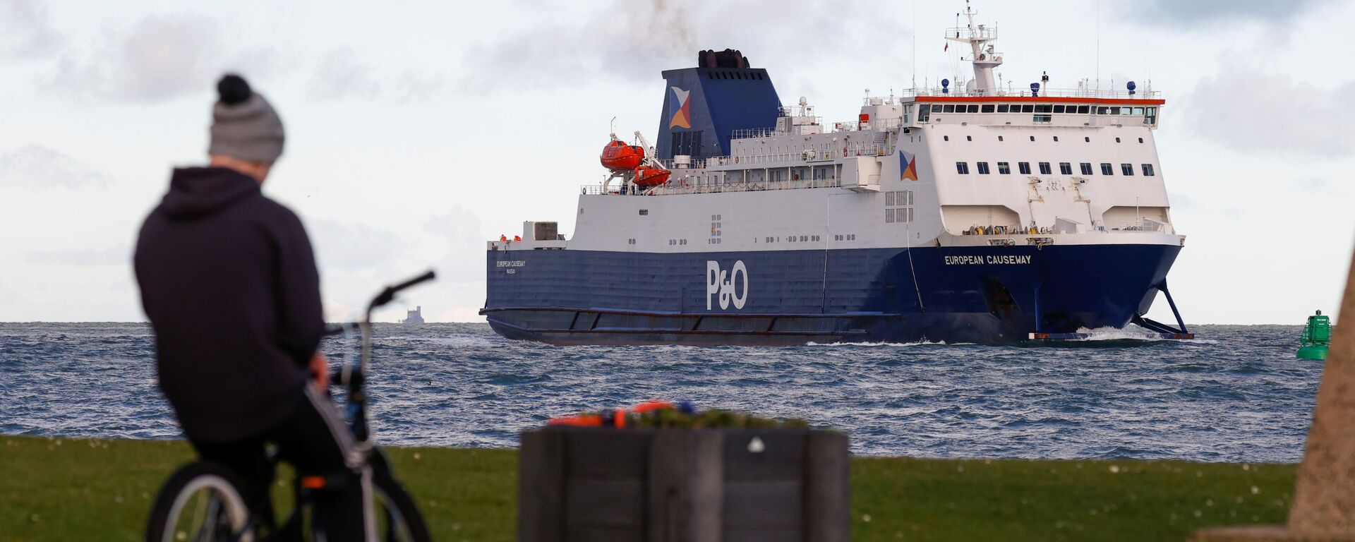 A person on a bike is seen as a ferry arrives at the Port of Larne, Northern Ireland Britain January 1, 2021 - Sputnik International, 1920, 26.01.2021