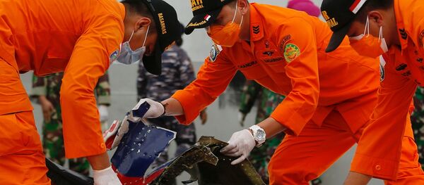 Indonesian rescue members inspect what is believed to be the remains of the Sriwijaya Air plane flight SJ182, which crashed into the sea, at Jakarta International Container Terminal port in Jakarta, Indonesia, January 10, 2021. REUTERS/Ajeng Dinar Ulfiana TPX IMAGES OF THE DAY Indonesian rescue members inspect what is believed to be the remains of the Sriwijaya Air plane flight SJ182, which crashed into the sea, at Jakarta International Container Terminal port in Jakarta, Indonesia, January 10, 2021. REUTERS/Ajeng Dinar Ulfiana TPX IMAGES OF THE DAY - Sputnik International