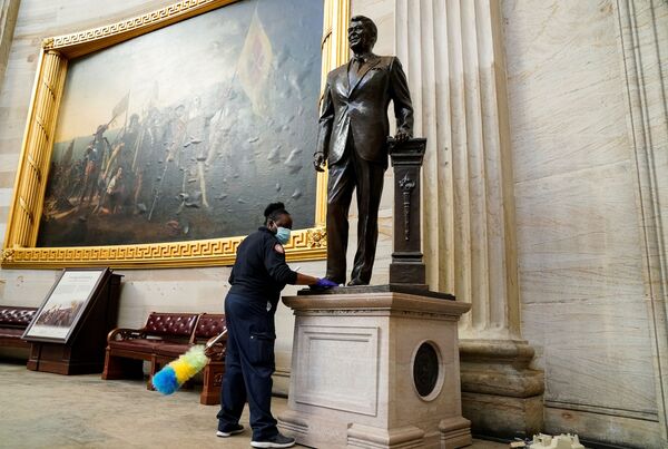 US Capitol Clean-Up in Full Swing Prior to Inauguration Day - Sputnik International