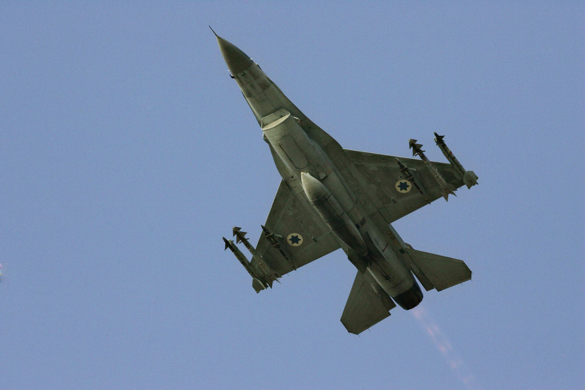 In this Sunday, July 16, 2006 file photo, an Israeli F-16 warplane takes off to a mission in Lebanon from an air force base in northern Israel. - Sputnik International, 1920, 07.09.2021