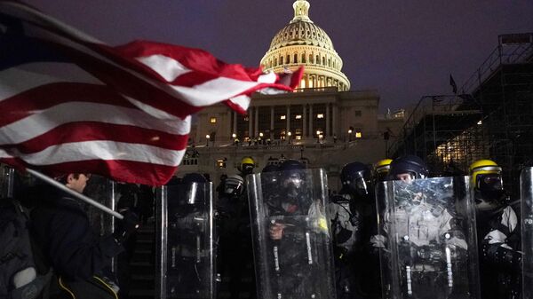 Police stand guard after a day of riots at the U.S. Capitol in Washington on Wednesday, Jan. 6, 2021 - Sputnik International