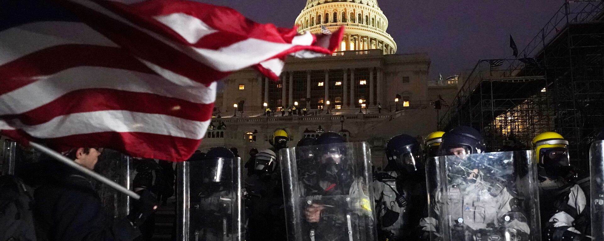 Police stand guard after a day of riots at the U.S. Capitol in Washington on Wednesday, Jan. 6, 2021 - Sputnik International, 1920, 28.10.2021