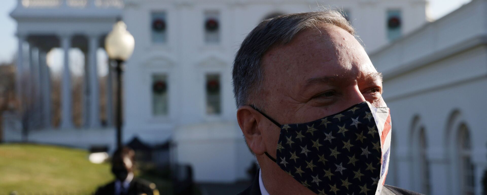 U.S. Secretary of State Mike Pompeo walks on the ground of the White House December 11, 2020 in Washington, DC - Sputnik International, 1920, 11.01.2021