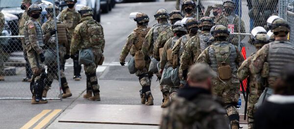 Члены национальной гвардии Вашингтона у здания Капитолия  - Sputnik International