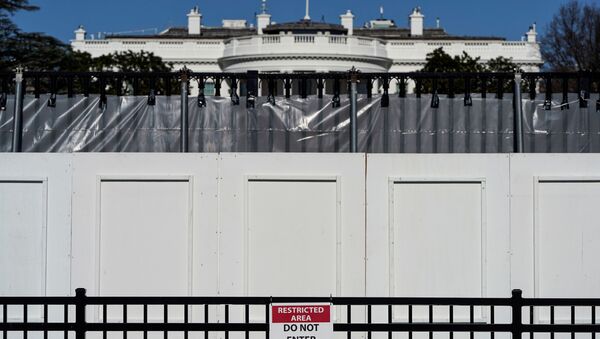 Белый дом за ограждением в Вашингтоне  - Sputnik International