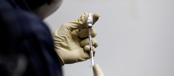 A medic fills a syringe with COVAXIN, an Indian government-backed experimental COVID-19 vaccine A medic fills a syringe with COVAXIN, an Indian government-backed experimental COVID-19 vaccine - Sputnik International