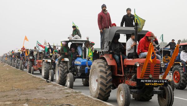 Farmers participate in a tractor rally to protest against the newly passed farm bills at Singhu border near New Delhi, India, January 7, 2021 - Sputnik International