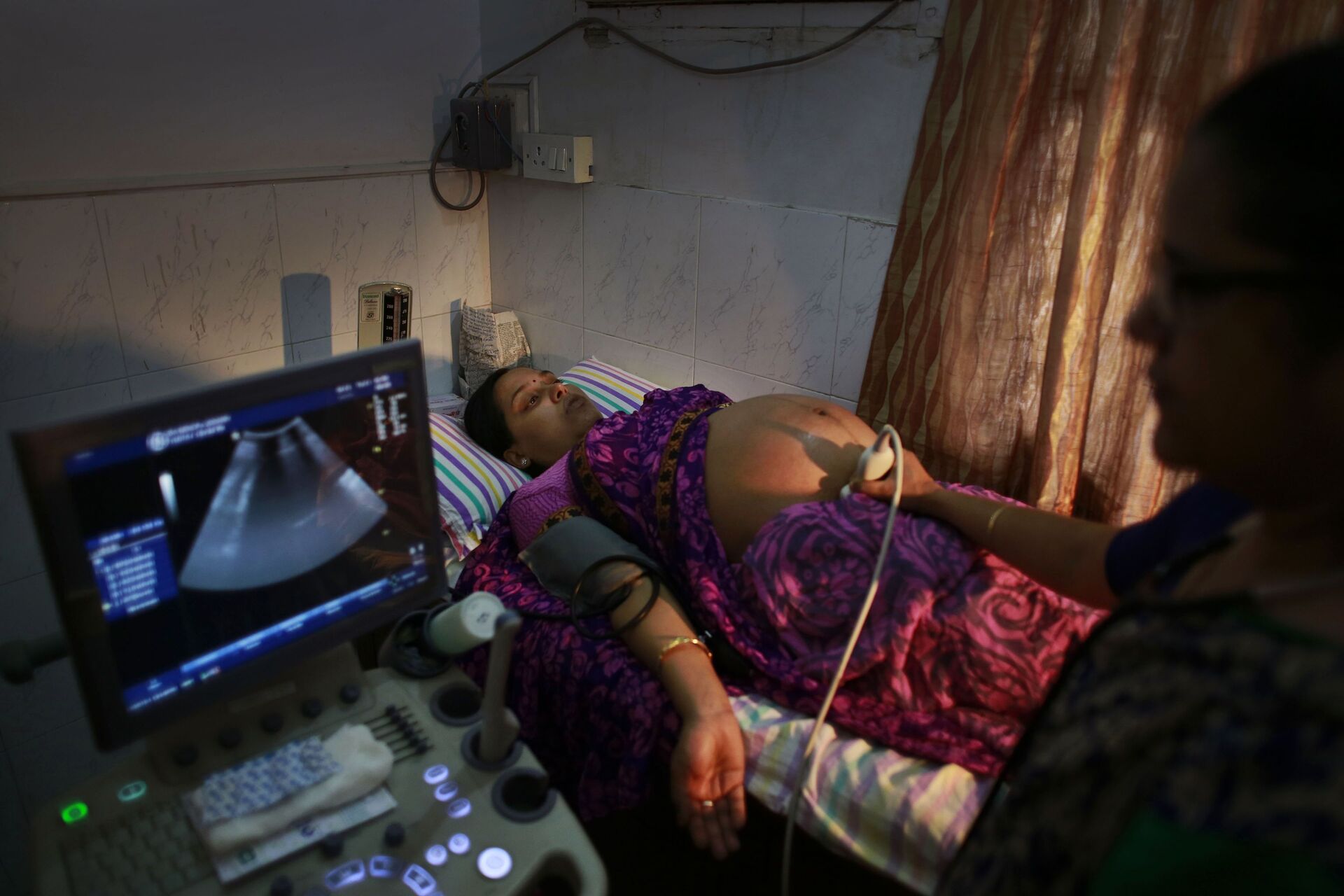 n Indian pregnant woman is examined by her gynecologist at a hospital in Gauhati, India, Friday, July 11, 2014 - Sputnik International, 1920, 17.09.2022