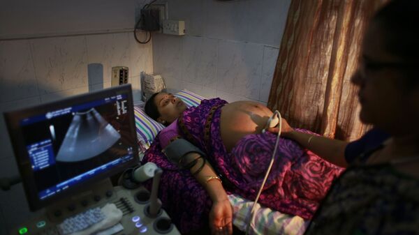 n Indian pregnant woman is examined by her gynecologist at a hospital in Gauhati, India, Friday, July 11, 2014 - Sputnik International