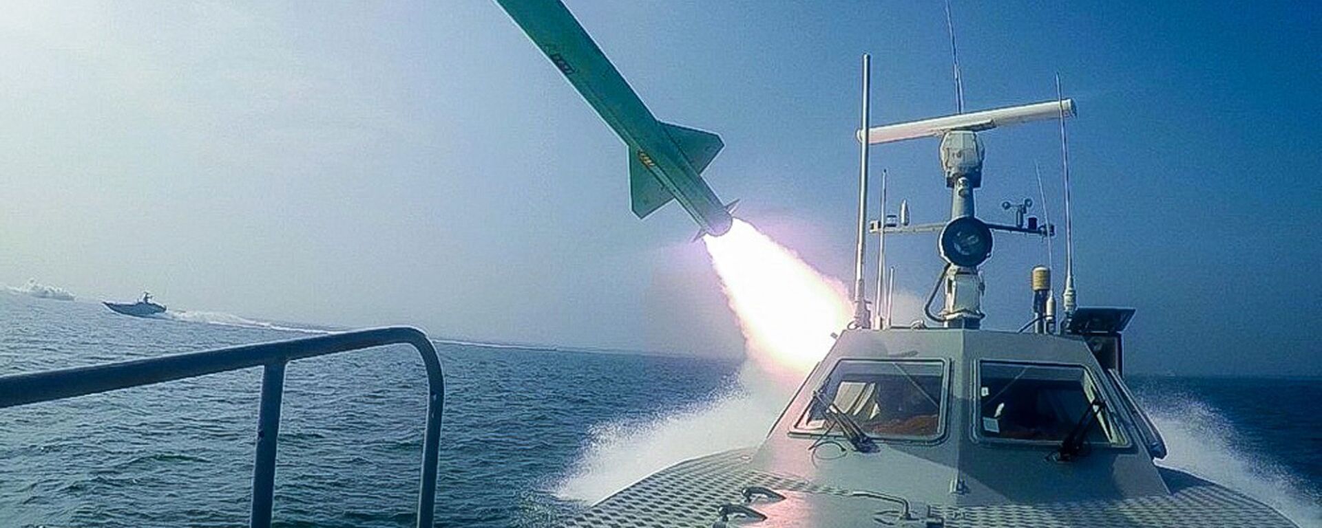 In this photo released Tuesday, July 28, 2020, by Sepahnews, a Revolutionary Guard's speed boat fires a missile during a military exercise - Sputnik International, 1920, 11.01.2021