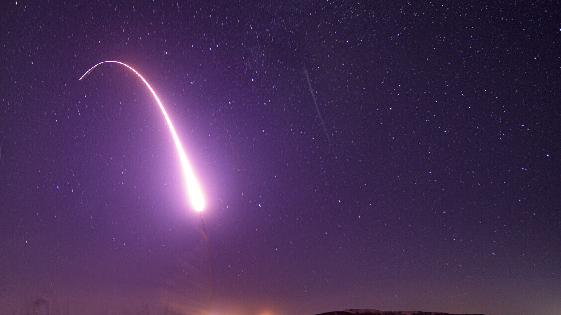 This image taken with a slow shutter speed on Oct. 2, 2019, and provided by the U.S. Air Force shows an unarmed Minuteman 3 intercontinental ballistic missile test launch at Vandenberg Air Force Base, Calif. The Pentagon has raised to $95.8 billion the estimated cost of fielding a new fleet of land-based nuclear missiles to replace the Minuteman 3 - Sputnik International, 1920, 01.08.2022