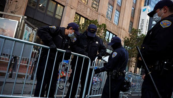 Officers of the San Francisco Police Department barricade the sidewalk outside Twitter headquarters - Sputnik International