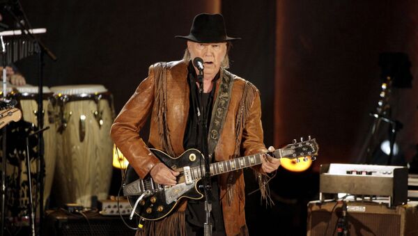 FILE PHOTO: Singer/songwriter Neil Young performs during a concert honouring singer/songwriter Willie Nelson, recipient of the Library of Congress' Gershwin Prize for Popular Song, in Washington - Sputnik International