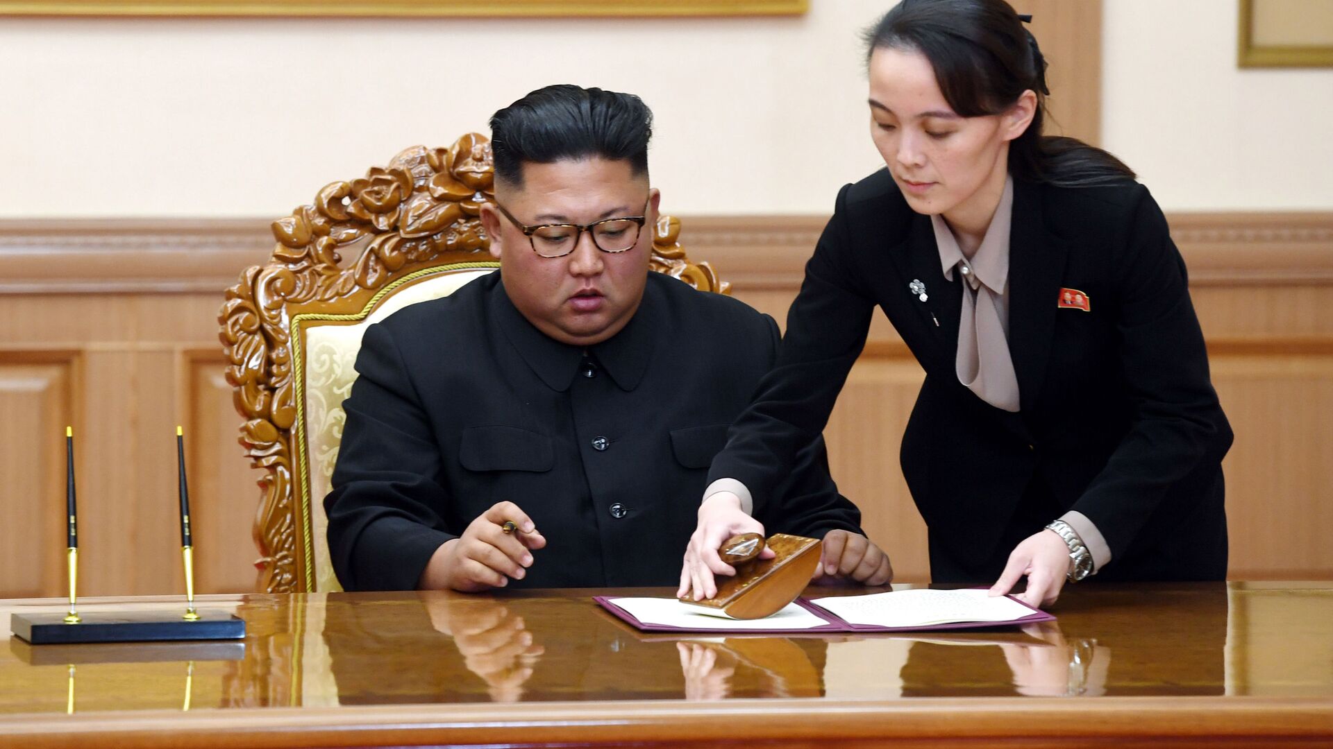 In this Sept. 19, 2018, file photo, Kim Yo Jong, right, sister of North Korean leader Kim Jong Un, helps Kim sign joint statement following the summit with South Korean President Moon Jae-in at the Paekhwawon State Guesthouse in Pyongyang, North Korea. Kim's prolonged public absence has led to rumors of ill health and worries about how it could influence the future of what one analyst calls Northeast Asia's Achilles' heel, a reference to the North's belligerence and unpredictable nature. - Sputnik International, 1920, 30.03.2021