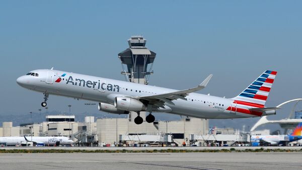 An American Airlines Airbus A321 plane takes off from Los Angeles International airport - Sputnik International