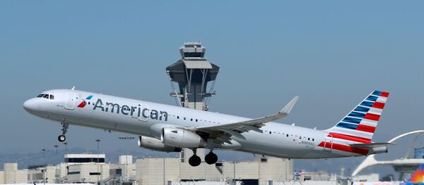 An American Airlines Airbus A321 plane takes off from Los Angeles International airport - Sputnik International