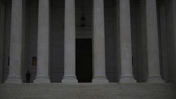 A United States Supreme Court Police Officer stands guard at the steps of the the United States Supreme Court - Sputnik International