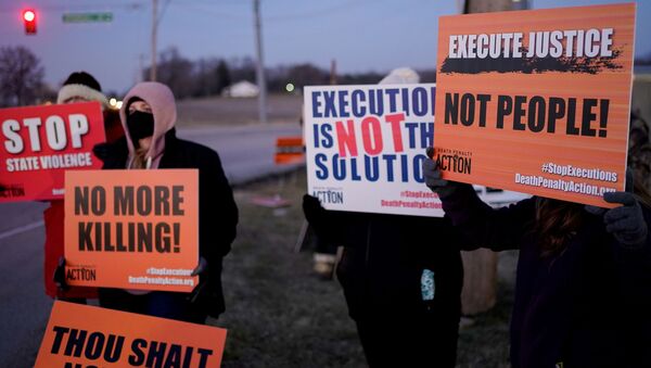 Activists in opposition to the death penalty gather to protest the execution of Lisa Montgomery, who is scheduled to be the first woman put to death by the federal government in nearly 70 years, at the United States Penitentiary in Terre Haute, Indiana, U.S. January 12, 2021 - Sputnik International
