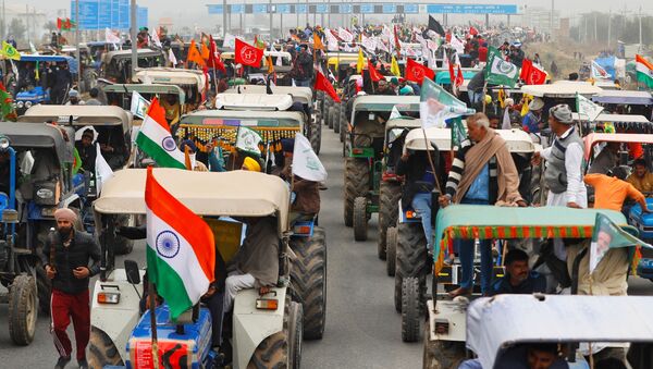 Farmers participate in a tractor rally to protest against the newly-passed farm bills, on a highway on the outskirts of New Delhi, India, 7 January 2021 - Sputnik International