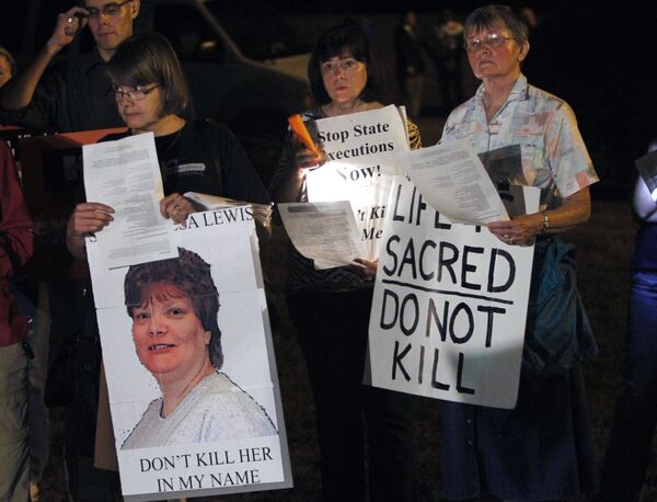 Протестующие против смертной казни Терезы Льюис, осужденной в США за убийство  мужа и пасынка с целью получения страховых выплат - Sputnik International