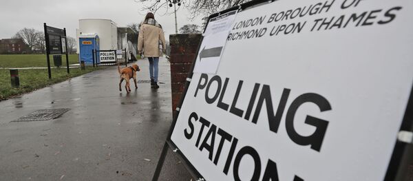 A voter with her dog arrives at a polling station in Twickenham, England (File) - Sputnik International