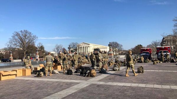 Additional National Guard forces arrive to the US Capitol from the area of the Supreme Court - Sputnik International