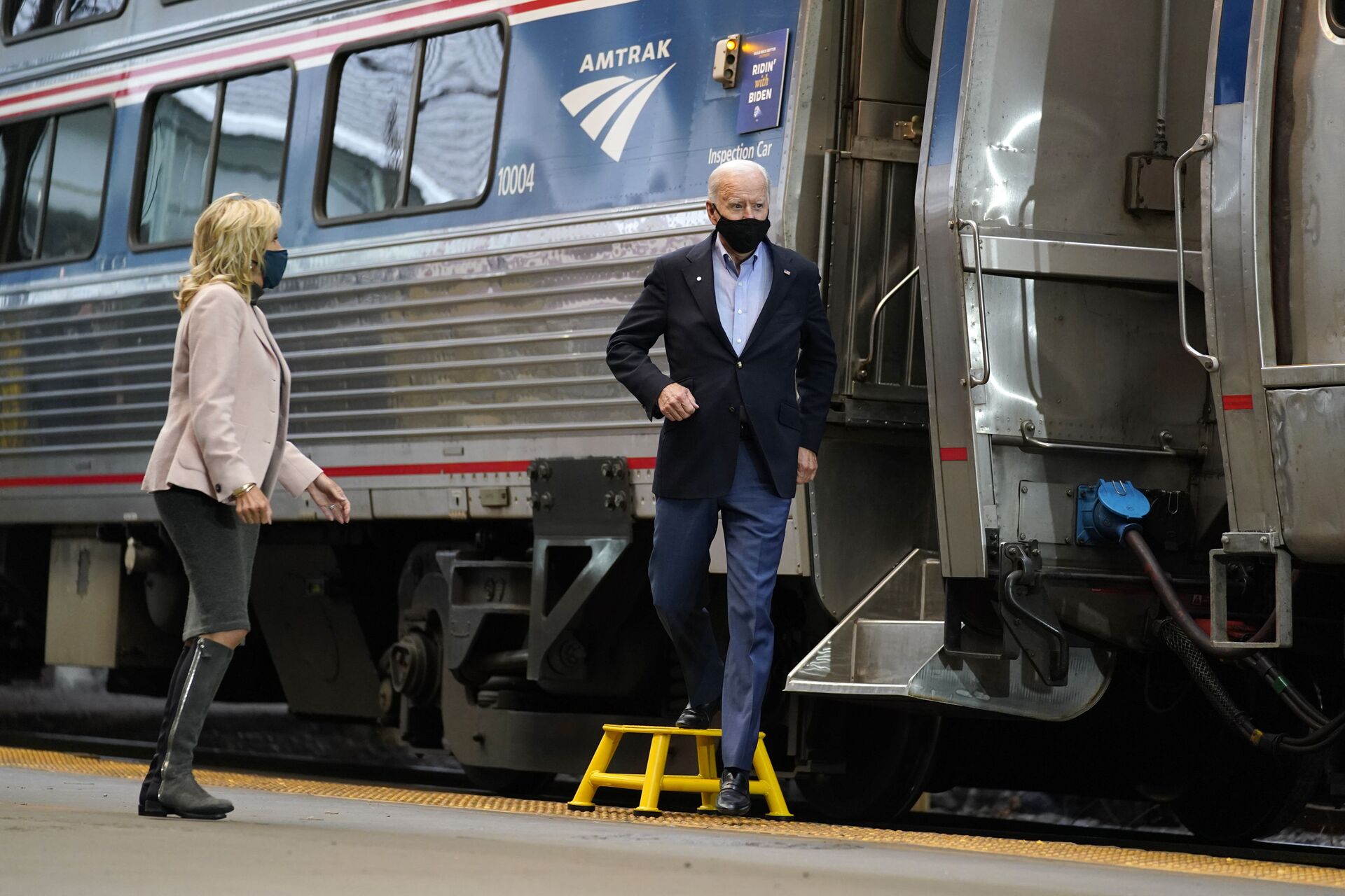Democratic presidential candidate former Vice President Joe Biden and Jill Biden, arrive to speak at Amtrak's Pittsburgh Train Station, Wednesday, Sept. 30, 2020, in Pittsburgh - Sputnik International, 1920, 22.09.2021