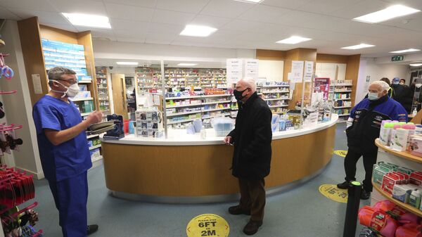 A pharmacist prepares to administer coronavirus vaccines to waiting recipients at Andrews Pharmacy in Macclesfield, England, Thursday Jan. 2021 - Sputnik International