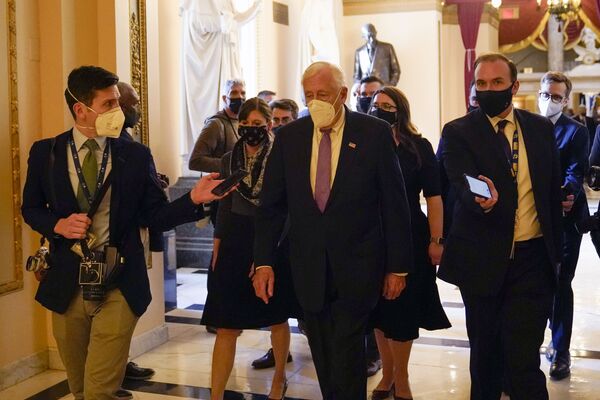 House Majority Leader Steny Hoyer walks on Capitol Hill, 13 January 2021 in Washington, DC.  - Sputnik International