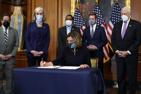 House Speaker Nancy Pelosi signs the article of impeachment against President Donald Trump in an engrossment ceremony before transmission to the Senate for trial on Capitol Hill, in Washington, DC, 13 January 2021.  - Sputnik International