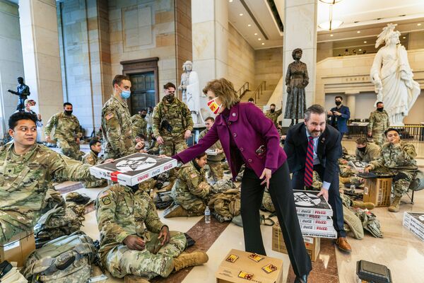 Rep. Vicky Hartzler and Rep. Michael Waltz hand pizzas to members of the National Guard gathered at the Capitol Visitor Centre, 13 January, 2021, in Washington, DC, as the House of Representatives continues with its fast-moving vote to impeach President Donald Trump, a week after a mob of Trump supporters stormed the U.S. Capitol.  - Sputnik International