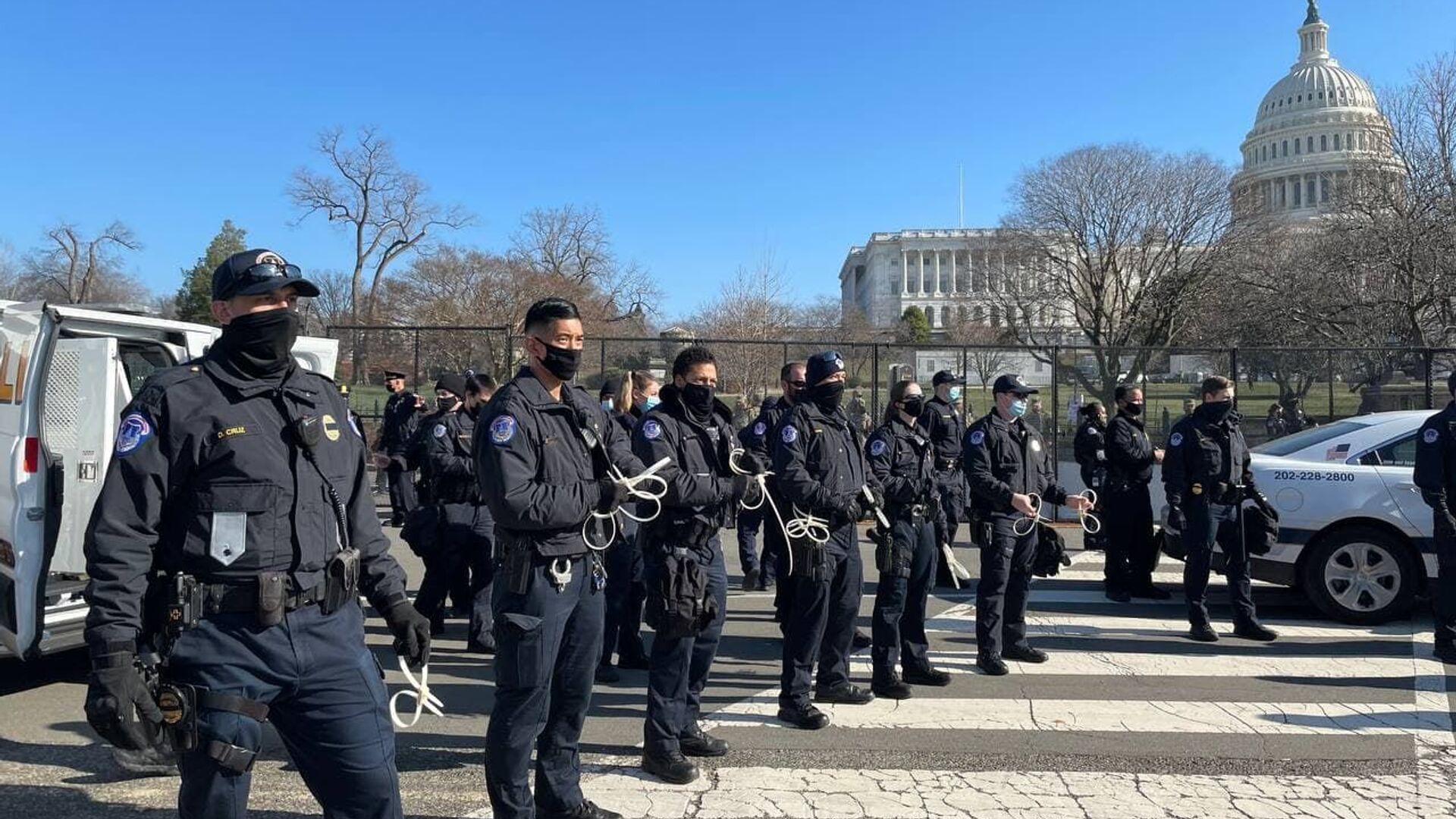 Police officers stand on guard outside US Capitol building as House of Representatives votes to impeach Trump - Sputnik International, 1920, 22.05.2021