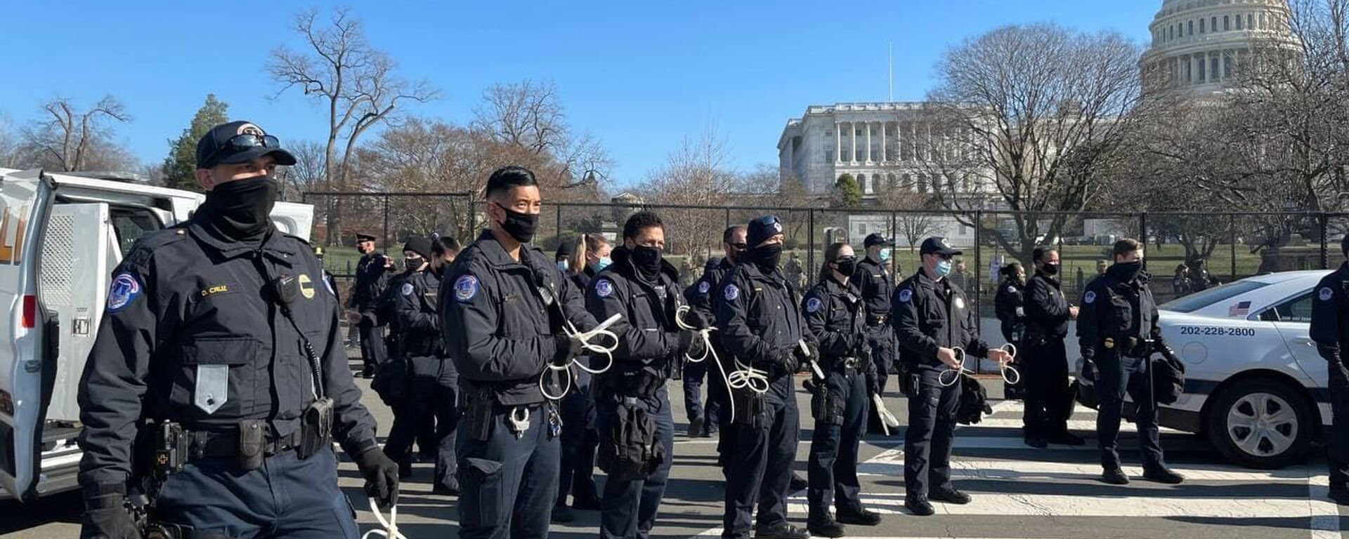 Police officers stand on guard outside US Capitol building as House of Representatives votes to impeach Trump - Sputnik International, 1920, 18.09.2021