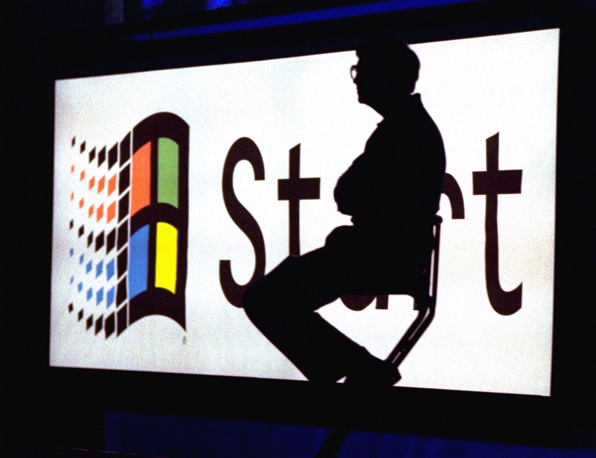 This Aug. 24, 1995 file photo shows Microsoft Chairman Bill Gates sitting on stage during a video portion of the Windows 95 Launch Event, on the company's campus in Redmond, Washington - Sputnik International, 1920, 16.09.2021