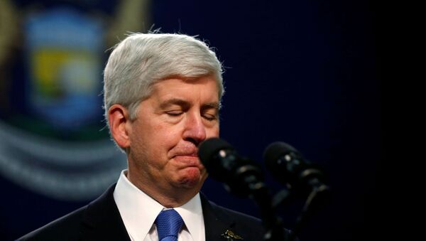 Michigan Governor Rick Snyder pauses as he speaks at North Western High School in Flint, a city struggling with the effects of lead-poisoned drinking water in Michigan, May 4, 2016. REUTERS/Carlos Barria/File Photo - Sputnik International