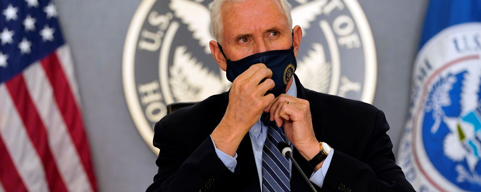 Vice President Mike Pence adjusts his face mask as he listens during a briefing about the upcoming presidential inauguration of President-elect Joe Biden and Vice President-elect Kamala Harris, at FEMA headquarters, January 14, 2021, in Washington - Sputnik International, 1920, 15.01.2021