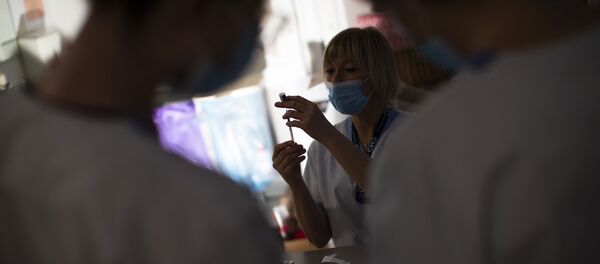 A nurse prepares a syringe with the Pfizer/Biontech COVID-19 vaccine - Sputnik International
