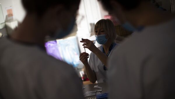 A nurse prepares a syringe with the Pfizer/Biontech COVID-19 vaccine - Sputnik International