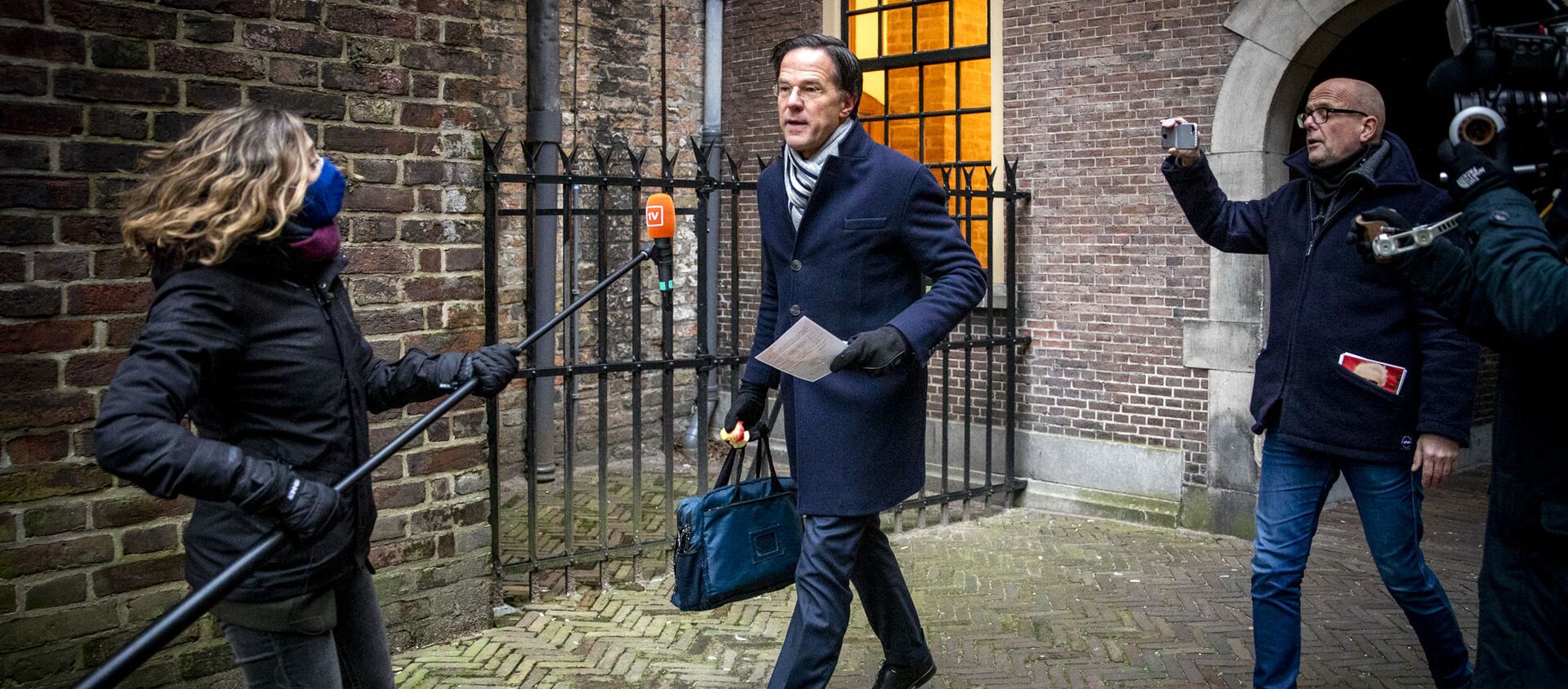 Dutch Prime Minister Mark Rutte is surrounded by the press as he arrives before the Council of Ministers at the Binnenhof in The Hague on January 15, 2021, where the ministers are meeting to discuss the political consequences of the benefits affair. - Sputnik International, 1920, 15.01.2021