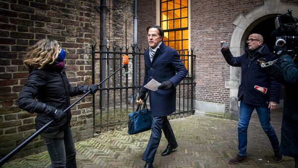 Dutch Prime Minister Mark Rutte is surrounded by the press as he arrives before the Council of Ministers at the Binnenhof in The Hague on January 15, 2021, where the ministers are meeting to discuss the political consequences of the benefits affair. - Sputnik International