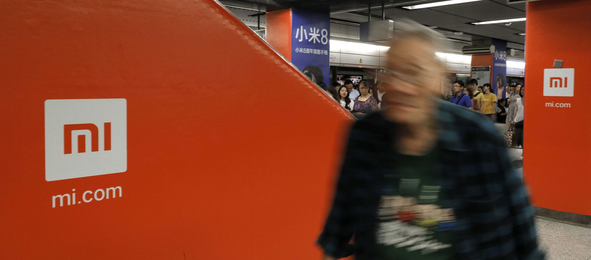 An advertisement for Xiaomi is displayed at a subway station in Hong Kong, 9 July 2018 - Sputnik International, 1920, 19.03.2021